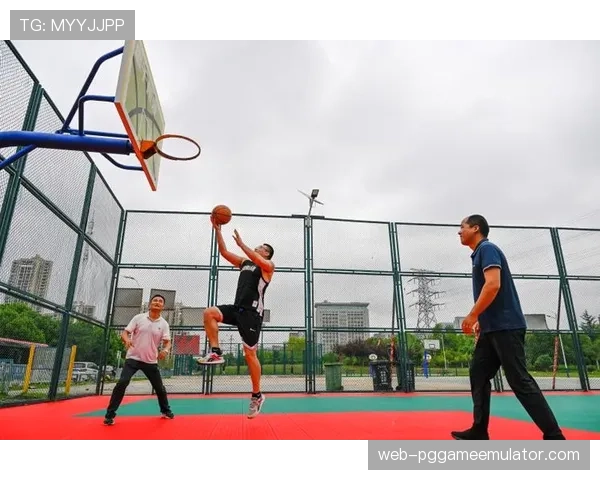 社区篮球场少年模仿NBA球星动作，普莱尔精神传承